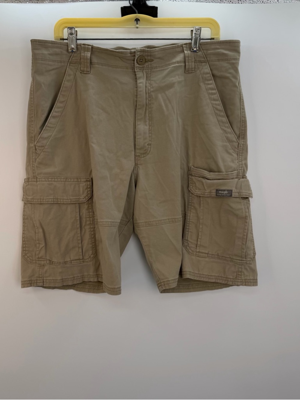 🤎 Wrangler Cargo Shorts — Size 36